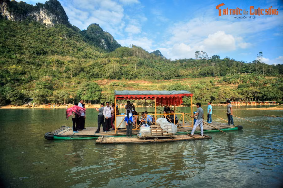 Khu vực sông Quây Sơn chảy qua là vùng núi đá vôi có phong cảnh đẹp. Tận dụng nguồn nước sông, các ruộng bậc thang đã hình thành ở hai bên bờ sông.