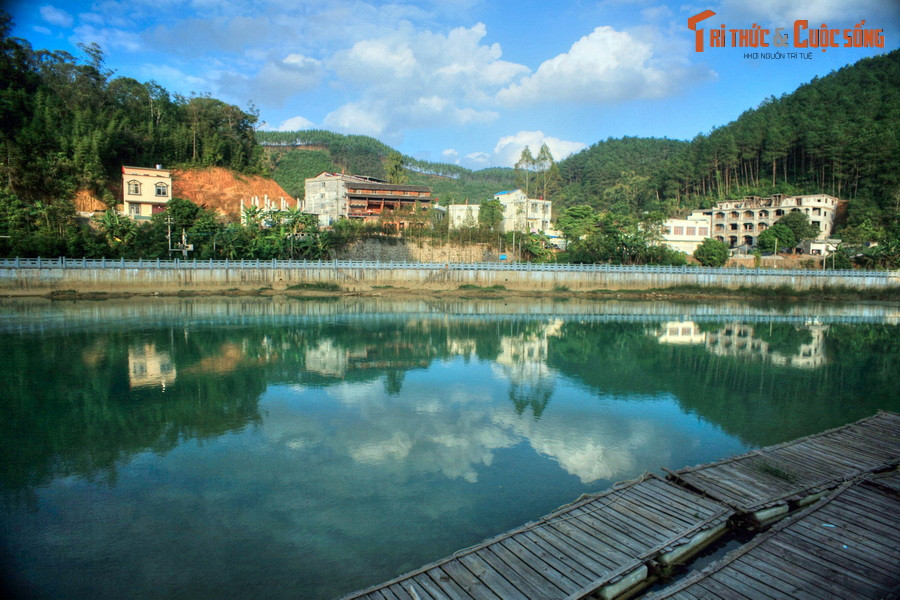 Tới địa phận xã Lý Quốc, thuộc huyện Hạ Lang, tỉnh Cao Bằng, sông Quây Sơn chảy vào lãnh thổ Trung Quốc. Tại nước bạn, sông chảy thêm 3 km rồi nhập vào sông Hắc Thủy.