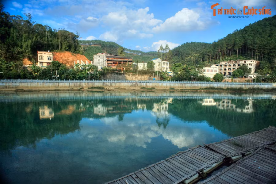 Tới địa phận xã Lý Quốc, thuộc huyện Hạ Lang, tỉnh Cao Bằng, sông Quây Sơn chảy vào lãnh thổ Trung Quốc. Tại nước bạn, sông chảy thêm 3 km rồi nhập vào sông Hắc Thủy.