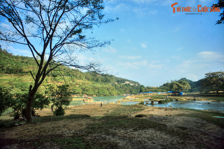 Về tổng thể, sông Quây Sơn có chiều dài 89 km, trong đó phần chảy trên lãnh thổ Việt Nam dài 49 km với diện tích lưu vực 475 km² (theo số liệu của Bộ Tài nguyên và Môi trường Việt Nam)...