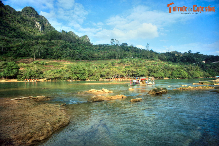 Dòng sông này bắt nguồn từ các khe suối tại huyện Tĩnh Tây của tỉnh Quảng Tây, Trung Quốc. Sông bắt đầu chảy vào lãnh thổ Việt Nam tại xã Ngọc Côn của huyện Trùng Khánh, tỉnh Cao Bằng.