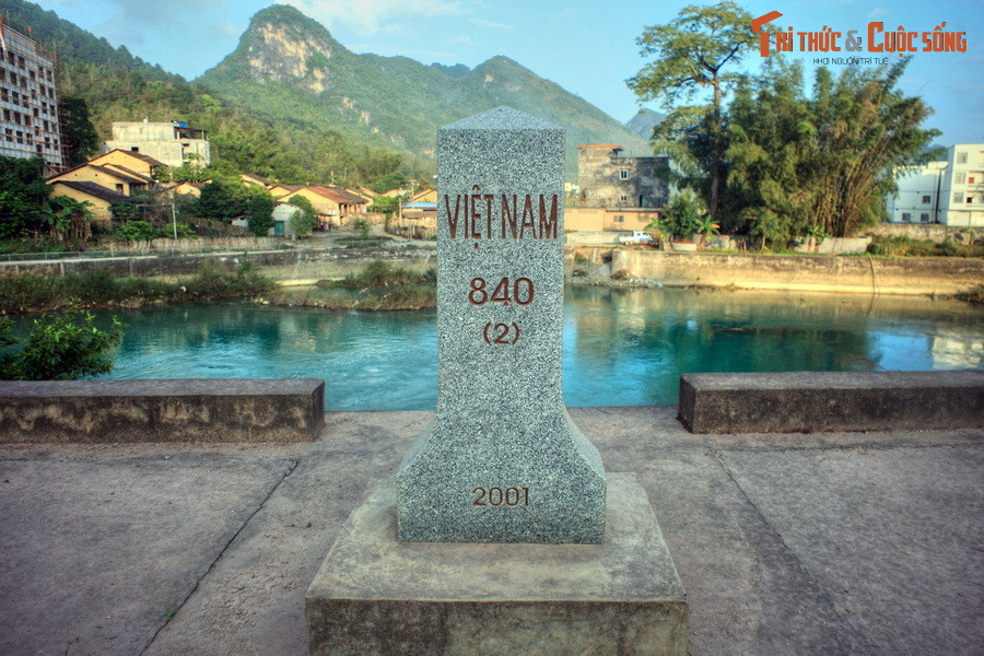 Từ khu vực thác Bản Giốc Sau, sông Quây Sơn trở thành đường biên giới tự nhiên giữa Việt Nam và Trung Quốc. Đường biên giới này kéo dài từ cột mốc 836 đến cột mốc 845.