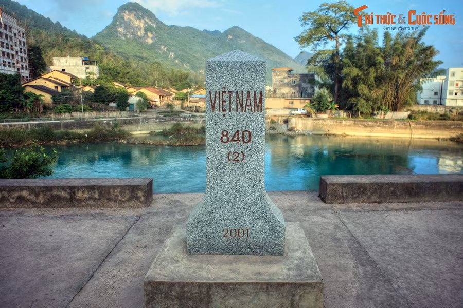 Từ khu vực thác Bản Giốc Sau, sông Quây Sơn trở thành đường biên giới tự nhiên giữa Việt Nam và Trung Quốc. Đường biên giới này kéo dài từ cột mốc 836 đến cột mốc 845.