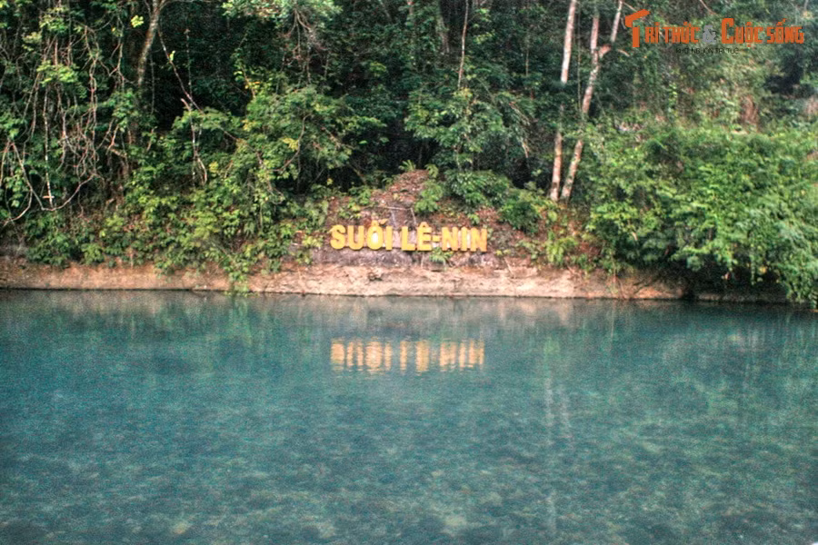 Nằm ở xã biên giới Trường Hà, huyện Hà Quảng, tỉnh Cao Bằng, di tích lịch sử cách mạng Pác Bó là địa danh gắn bó mật thiết với cuộc đời hoạt động cách mạng của Chủ tịch Hồ Chí Minh, đồng thời được coi là cái nôi của cuộc cách mạng giải phóng dân tộc Việt Nam. Ảnh: Suối Lê Nin - con suối bắt nguồn từ chiến khu Pác Bó.