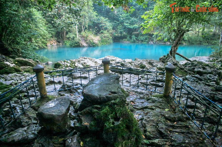 Cũng tại căn cứ cách mạng Pắc Bó, Bác đã sáng lập ra tờ báo “Việt Nam độc lập” là cơ quan tuyên truyền của tổ chức Việt Minh. Ảnh: Bàn đá bên suối Lê Nin, nơi Bác Hồ ngồi làm việc vào ban ngày.