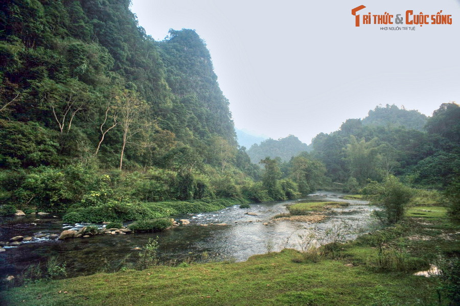 Trên mặt trận vũ trang, đội du kích Pắc Bó đã được thành lập. Đây là lực lượng vũ trang cách mạng đầu tiên của tỉnh Cao Bằng. Cùng với sự kiện này, nhiều lớp huấn luyện chính trị, quân sự... đã được tổ chức. Ảnh: Khung cảnh hùng vĩ nơi một khúc của suối Lê Nin chảy qua.