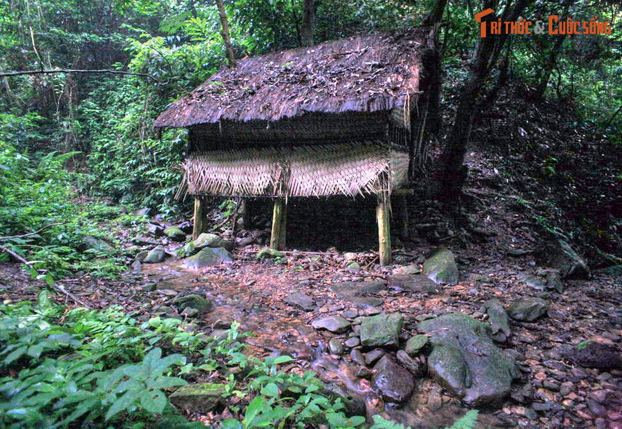 Từ ngày 10/5 - 19/5/1941, Hội nghị Trung ương Đảng lần thứ VIII họp tại lán Khuổi Nậm ở chiến khu Pác Bó. Hội nghị đã hoàn chỉnh đường lối chiến lược, sách lược của cách mạng Việt Nam, trong đó xác định giải phóng dân tộc là nhiệm vụ hàng đầu của cách mạng nước ta. Ảnh: Lán Khuổi Nậm được phục dựng tại vị trí của lán xưa.