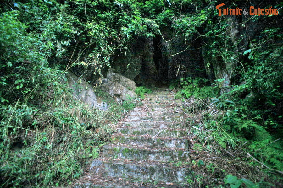 Từ căn cứ Pắc Bó, Bác Hồ đã tới hoạt động nhiều nơi trên đất Cao Bằng. Tháng 12/1944, tại địa điểm Nà Sác, Người đã ra chỉ thị thành lập Đội Việt Nam tuyên truyền giải phóng quân, tiền thân của Quân đội nhân dân Việt Nam anh hùng ngày nay. Ảnh: Hang Diêm Tiêu, nơi cất giấu tài liệu bí mật của Bác Hồ tại Pác Bó.