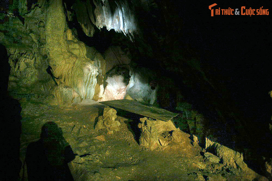 Tại căn cứ này, nhiều sự kiện lịch sử trọng đại của cuộc cách mạng đã diễn ra dưới sự điều hành của Người và các đồng chí. Ảnh: Không gian bên trong hang Cốc Bó với chiếc bàn làm việc đơn sơ của Bác Hồ.