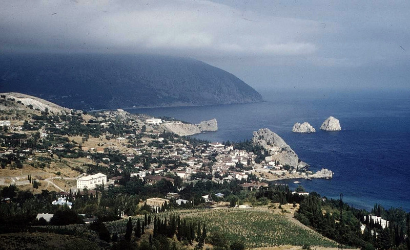 Gurzuf, một trong những thị trấn nghỉ mát của bán đảo Crimea nhìn từ xa, Liên Xô năm 1958.
