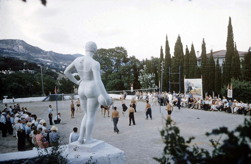 Du khách chơi bóng chuyền trong một khu nghỉ dưỡng ở Crimea.