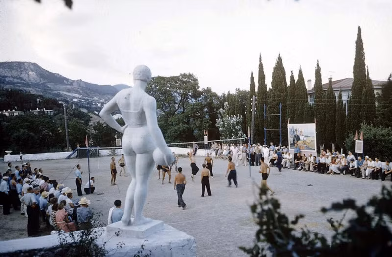 Du khách chơi bóng chuyền trong một khu nghỉ dưỡng ở Crimea.