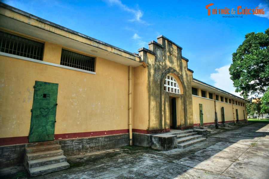  6. Nhà đày Buôn Ma Thuột. Nằm ở số 18 Đường Tán Thuật của TP Buôn Ma Thuột, nhà đày Buôn Ma Thuột được xây dựng từ năm 1900, là nơi thực dân Pháp giam cầm, đày ải và thủ tiêu những người yêu nước thời thuộc địa. Đây là di tích lịch sử - cách mạng nổi bật của tỉnh Đắk Lắk.