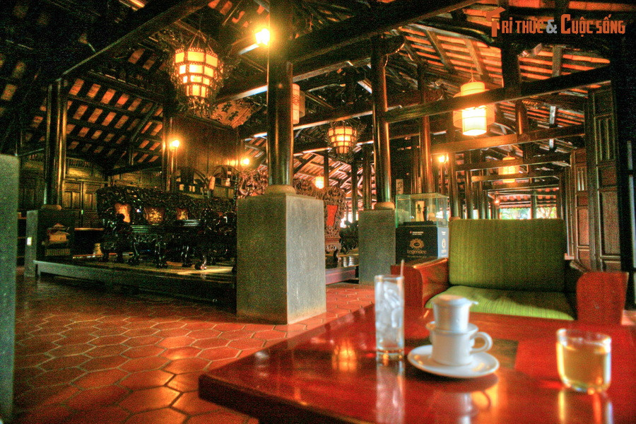  10. Làng cà phê Trung Nguyên. Nằm ở phía Tây Bắc TP Buôn Ma Thuột, tỉnh Đắk Lắk, làng cà phê Trung Nguyên có diện tích 20.000 m2, là nơi thưởng thức những ly cà phê Ban Mê trứ danh trong những khoảng không gian độc đáo, vừa truyền thống, vừa hiện đại.