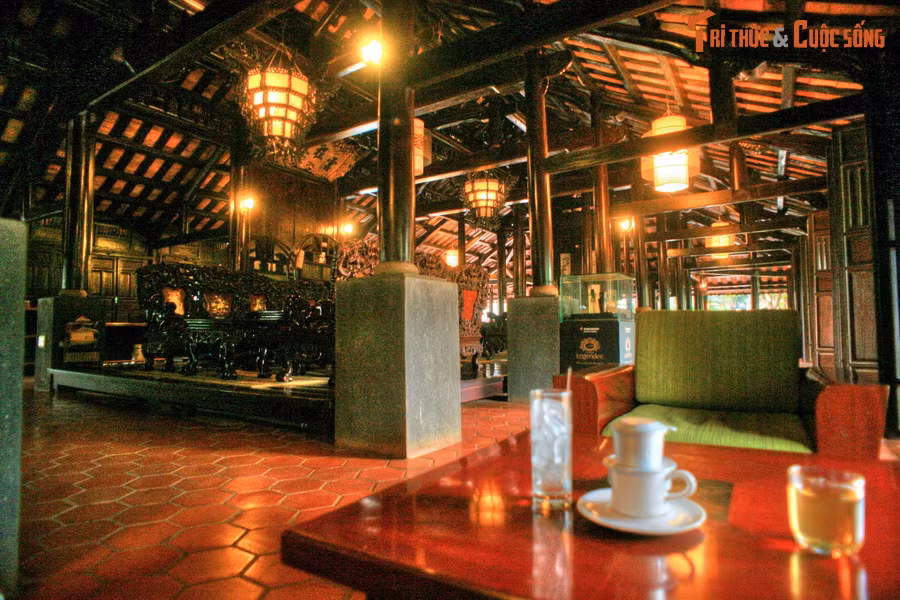  10. Làng cà phê Trung Nguyên. Nằm ở phía Tây Bắc TP Buôn Ma Thuột, tỉnh Đắk Lắk, làng cà phê Trung Nguyên có diện tích 20.000 m2, là nơi thưởng thức những ly cà phê Ban Mê trứ danh trong những khoảng không gian độc đáo, vừa truyền thống, vừa hiện đại.