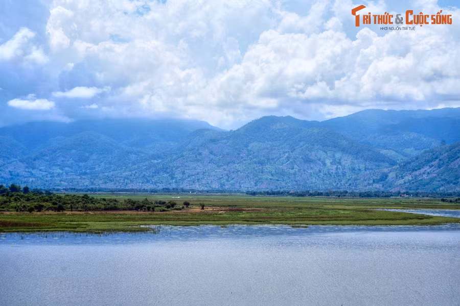  2. Hồ Lăk. Nằm ở huyện Lắk, hồ Lắk là một trong những thắng cảnh nổi tiếng bậc nhất của Tây Nguyên. Hồ có diện tích rộng trên 5 km², là hồ nước ngọt tự nhiên lớn thứ hai Việt Nam sau Hồ Ba Bể. Tên gọi của hồ gắn với truyền thuyết của người M’nông về anh hùng Lắk Liêng.