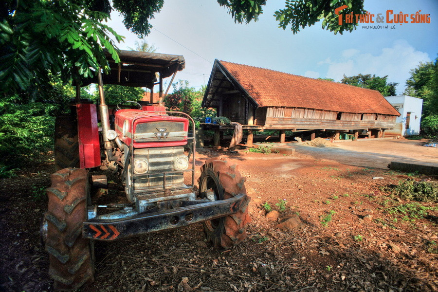  5. Buôn Ako Dhong. Buôn Ako Dhong còn được gọi là buôn Cô Thôn, là một buôn làng độc đáo nằm giữa lòng thành phố Buôn Ma Thuột. Nơi đây còn giữ được dáng dấp một buôn làng của đồng bào Êđê với hàng chục nếp nhà sàn được xây dựng theo lối truyền thống.