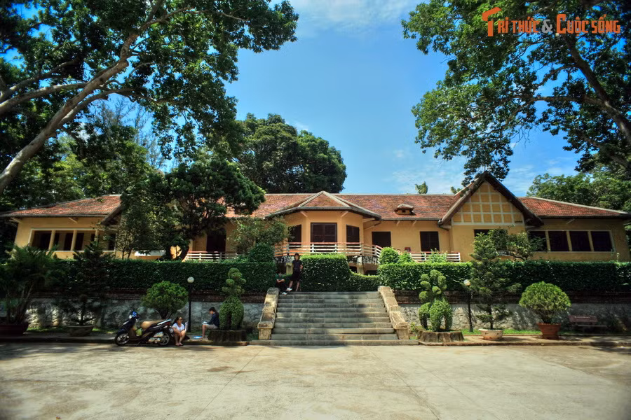  8. Biệt điện Bảo Đại. Nằm ở trung tâm thành phố Buôn Ma Thuột, biệt điện Bảo Đại là một tòa dinh thự có kiến trúc độc đáo, nơi cựu hoàng Bảo Đại cư ngụ từ tháng 11/1947 đến tháng 5/1948. Ngày nay tòa nhà là một phần của Bảo tàng Văn hóa các dân tộc Việt Nam tại Đắk Lắk.