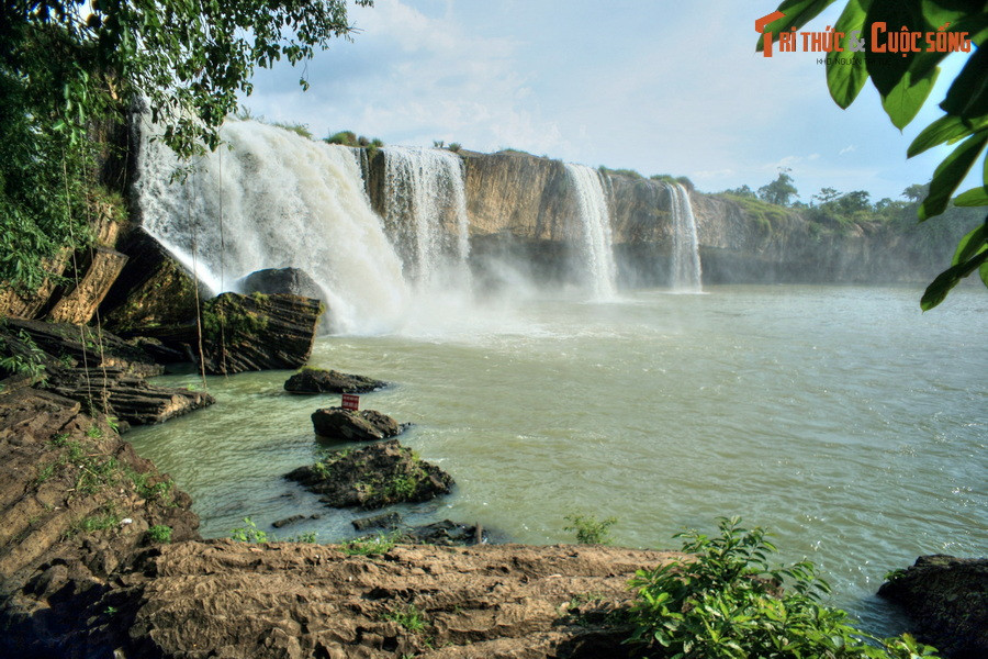  4. Thác Dray Nur. Nằm trên sông Serepok, thuộc địa phận huyện Krông Ana, thác Dray Nur là một trong những thác nước đẹp nhất Việt Nam. Thác có chiều dài trên 250 mét, chiều cao trên 30 mét, ngày đêm tung bọt trắng xóa, tạo nên một cảnh tượng kỳ vĩ giữa núi rừng Tây Nguyên.