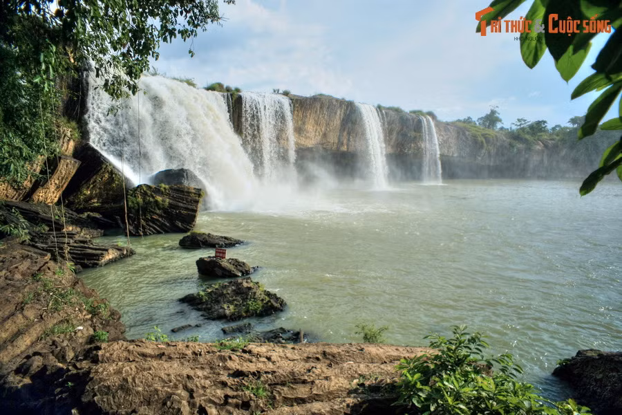  4. Thác Dray Nur. Nằm trên sông Serepok, thuộc địa phận huyện Krông Ana, thác Dray Nur là một trong những thác nước đẹp nhất Việt Nam. Thác có chiều dài trên 250 mét, chiều cao trên 30 mét, ngày đêm tung bọt trắng xóa, tạo nên một cảnh tượng kỳ vĩ giữa núi rừng Tây Nguyên.