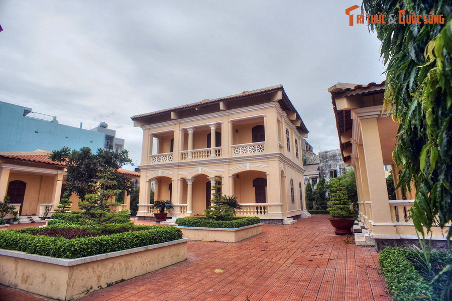 Tại tòa dinh thự này, trong vòng một tháng sau khi giành chính quyền, Tỉnh ủy lâm thời đã tiến hành ba cuộc hội nghị quan trọng, đề ra các quyết sách củng cố, bảo vệ chính quyền và chuẩn bị kháng chiến chống thực dân Pháp...