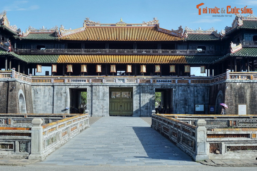 Chiếu thoái vị của cựu hoàng Bảo Đại có câu: "Riêng về phần Trẫm, trong hai mươi năm ở ngôi, Trẫm đã trải qua bao nhiêu cay đắng. Trẫm muốn được làm Dân một nước tự do, hơn làm Vua một nước bị trị".