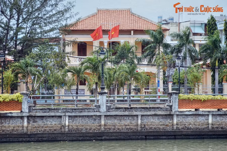 3. Tọa lạc bên bờ sông Bảo Định tại số 19 đường Ngô Quyền, thành phố Tân An, tỉnh Long An, Dinh Tổng Thận là chứng tích lịch sử đặc biệt về cuộc Cách mạng tháng Tám ở khu vực Nam Bộ.