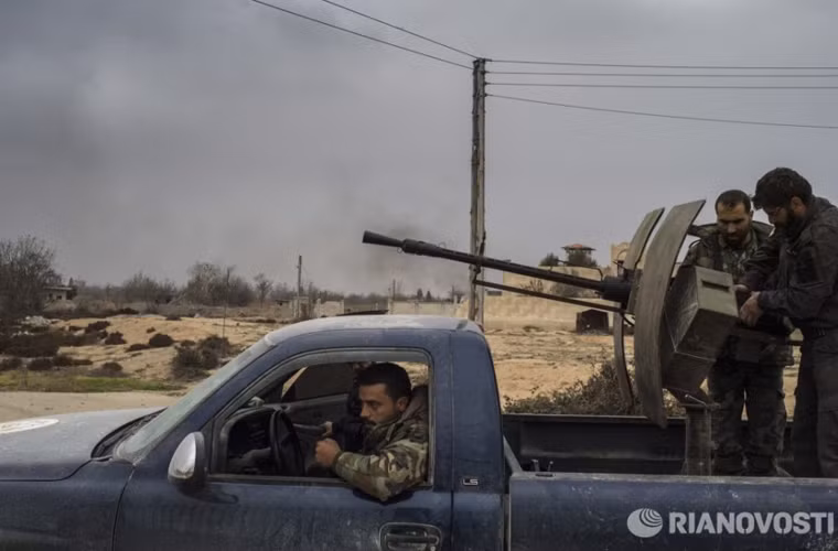 Không chỉ dùng vũ khí “chính qui”, Quân đội Syria dần dà chuyển sang dùng vũ khí tự chế như phiến quân IS. Ảnh: Khẩu đại liên 12,7mm lắp trên xe bán tải.