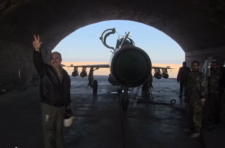 Viên phi công MiG-21 cao tuổi giơ ngón tay “chiến thắng” trước ống kính máy ảnh phóng viên.