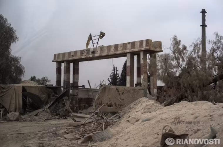 Để đảm bảo cho các máy bay chiến đấu cất cánh hàng ngày, hàng nghìn binh sĩ Không quân Syria đang ngày đêm nỗ lực chống đỡ các đợt tấn công dữ dội từ IS và các phe phái nổi dậy khác. Ảnh: Cổng vào hoang tàn căn cứ Không quân Syria.