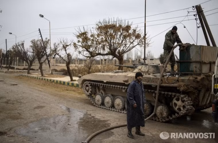 Các xe bọc thép BMP-1 được “cải tiến” lắp thùng sắt để đi lấy nước, nhiên liệu.