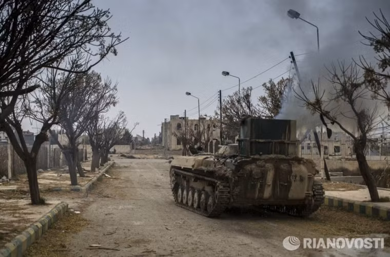 Các ngôi nhà trong, ngoài căn cứ hầu như không còn nguyên vẹn.