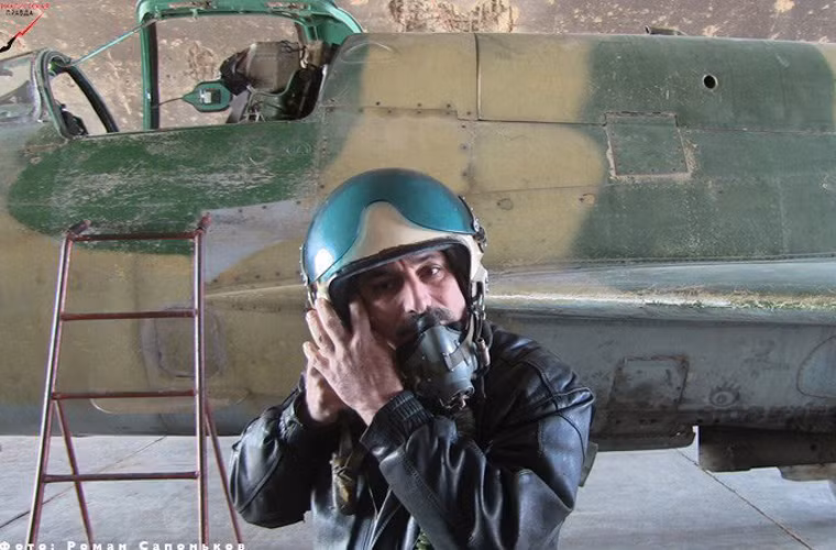 Báo Nga mới đây đăng tải loạt ảnh ghi lại bên trong căn cứ của Không quân Syria. Qua loạt ảnh có thấy căn cứ của Không quân Syria bị tàn phá khủng khiếp, tuy nhiên không quật ngã ý chí và sức chiến đấu của binh sĩ trung thành với Tổng thống Bashar al-Assad.