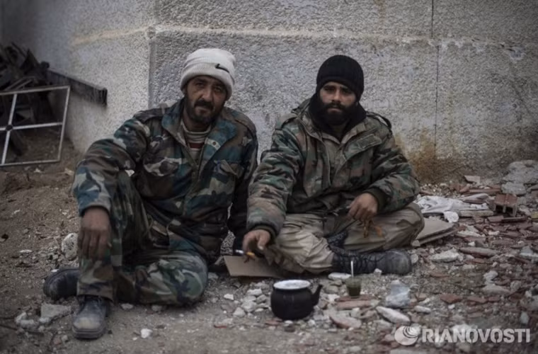 Hai binh sĩ Syria nghỉ ngơi, uống trà.