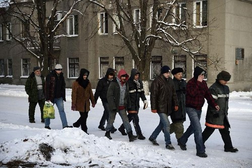 Các tù nhân là những binh lính Ukraine đi về phòng giam sau một buổi lao động ở đông Ukraine.