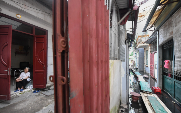 Hơn 1 thập kỷ qua, cứ mưa to là ngập, ngay tại giữa Thủ đô, người dân nơi đây không biết phải tới bao giờ mới thoát cảnh ngập lụt. 