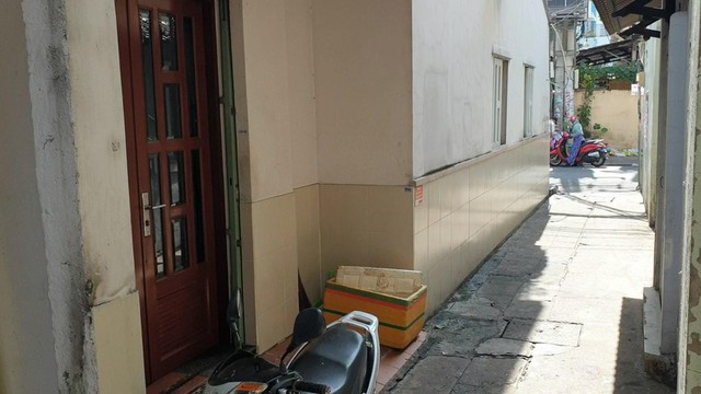  Nguyên nhân người phụ nữ đâm chết nam thanh niên tiểu bậy: N.T.S. (30 tuổi, ngụ quận Tân Bình, TP HCM) vào con hẻm thuộc phường 10 đi tiểu bậy. Thấy thế, bà Phan Ngọc Lệ (56 tuổi, ngụ Tân Bình) ra nói chuyện với người này thì xảy ra cự cãi. Sau đó, S. rời đi và kéo người đến dùng ly, chén tấn công bà Lệ. Lúc này, bà Lệ chụp lấy dao đâm nạn nhân tử vong.