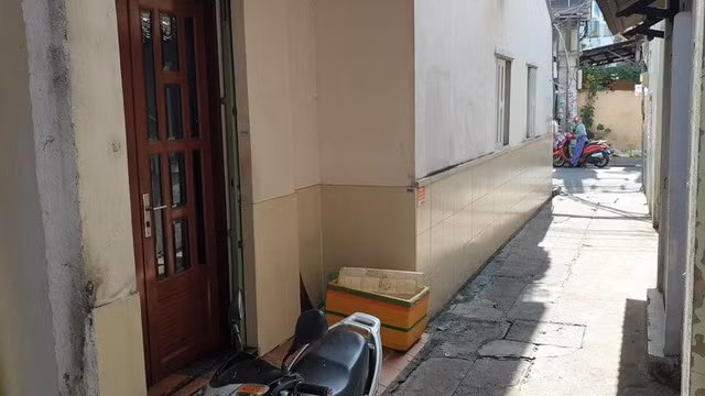  Nguyên nhân người phụ nữ đâm chết nam thanh niên tiểu bậy: N.T.S. (30 tuổi, ngụ quận Tân Bình, TP HCM) vào con hẻm thuộc phường 10 đi tiểu bậy. Thấy thế, bà Phan Ngọc Lệ (56 tuổi, ngụ Tân Bình) ra nói chuyện với người này thì xảy ra cự cãi. Sau đó, S. rời đi và kéo người đến dùng ly, chén tấn công bà Lệ. Lúc này, bà Lệ chụp lấy dao đâm nạn nhân tử vong.