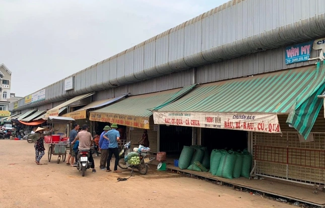  Đang nằm ngủ tại ki-ốt, người đàn ông bị đâm chết: Đêm 5/6, tại khu vực chợ đầu mối Đông Hương thuộc phường Đông Hương, TP Thanh Hóa, anh M.V.S. (SN 1983) đang nằm ngủ tại ki-ốt của gia đình, thì bất ngờ bị Trương Văn Tuấn (SN 1992, trú phường Nam Ngạn, TP Thanh Hóa) dùng dao dâm liên tiếp vào người khiến nạn nhân tử vong. Hiện vụ việc đang được cơ quan chức năng điều tra, làm rõ. 