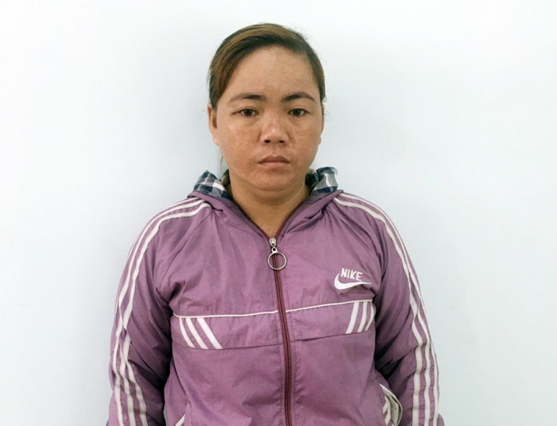  Khởi tố 'nữ quái' lừa bé gái 7 tuổi lấy vàng: Phát hiện cháu bé đứng trước cổng trường một mình chờ người thân đến đón về, Nguyễn Thị Dún (37 tuổi, ngụ xã Tân Thành, Tân Châu, Tây Ninh) đỗ xe lại và nói “mẹ nhờ dì đi đón” để dụ dỗ nạn nhân, lấy chiếc vòng vàng đeo tay. Ngày 6/6, Công an huyện Tân Châu cho biết đã khởi tố bị can Dún để điều tra, làm rõ. 
