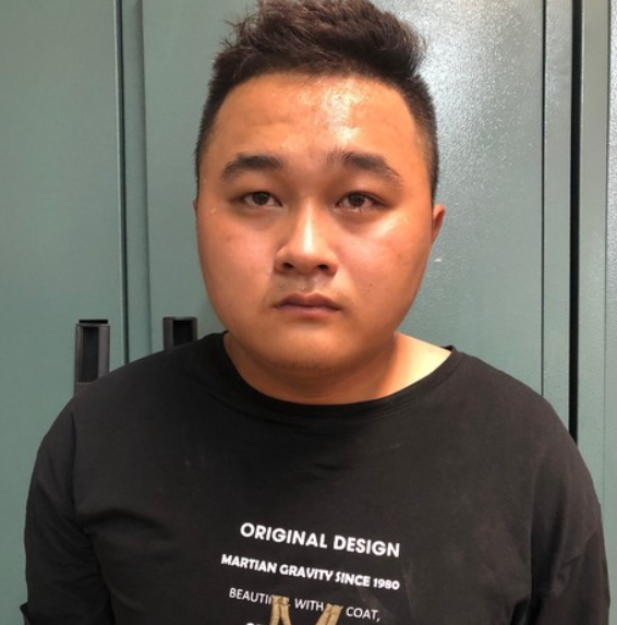  Giật dây chuyền của phụ nữ bế con trước nhà: Lợi dụng sở hở của những phụ nữ đi xe máy, bế con nhỏ, Nguyễn Danh Phan (SN 2001, đang thuê trọ tại Phố Hàng, Phú Thịnh, thị xã Sơn Tây, Hà Nội) đã táo tợn thực hiện hàng loạt vụ giật dây chuyền vàng. Ngày 6/6, Công an thị xã Sơn Tây cho biết đang tạm giữ Phan để điều tra về hành vi cướp giật tài sản. 