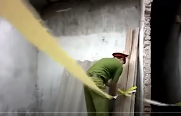 Ngôi nhà này gia đình ông Hòa không ở (ông Hòa có nhà ở ngoài mặt đường gần đó), cho anh Nghị thuê trọ từ năm 2005 đến nay. Căn phòng anh Nghị thuê ở chỉ rộng chừng 10m2 ngay sát cổng ra vào, liền kề gian phòng thờ của gia đình ông Hòa. Ngoài anh Nghị, còn có 1 nam thanh niên là người quen của gia đình ông Hòa ở nhờ trên gác của gian phòng thờ này.