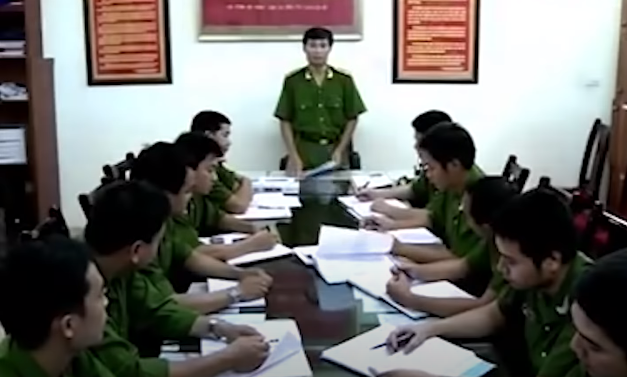 Qua rà soát, cơ quan Công an đã loại khỏi diện nghi vấn nam thanh niên là người quen của gia đình ông Hòa cùng ở trong ngôi nhà với anh Nghị. Theo tài liệu xác minh, nam thanh niên này đi làm từ sáng đến khuya với về và vào phòng của mình ngủ, không để ý đến mùi thối bốc ra trong căn phòng trọ của anh Nghị, bởi cho rằng mùi “khó ngửi” là do chuột chết quanh khu nhà... Do nạn nhân không có vợ, hành nghề bán hàng qua mạng và quá trình thuê trọ chỉ ở một mình, sống khép kín, thỉnh thoảng có bạn trai qua chơi và ngủ lại phòng trọ nên công tác điều tra gặp khó khăn.