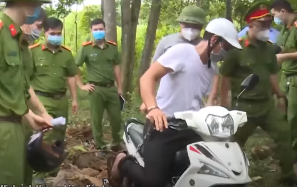 Khi thấy ông Sơn đã chết Tuấn cướp của ông Sơn 1 xe máy nhãn hiệu Yamaha Sirius và 1 điện thoại di động nhãn hiệu VIVO, Tuấn mang xe và điện thoại đi cầm cố được: 5.700.000đ. Thi thể ông Sơn được quần chúng nhân dân phát hiện và trình báo Cơ quan chức năng.