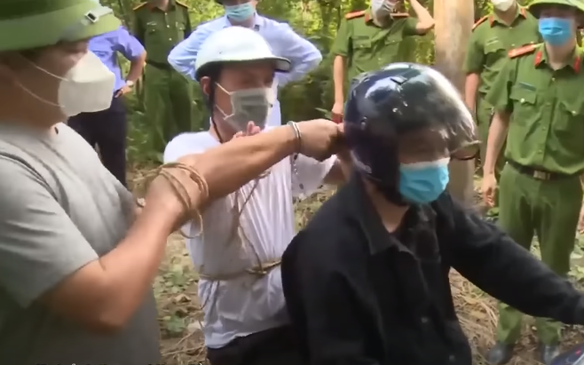 Khi đến khu đất trống thuộc xóm 10 xã Quyết Thắng, thành phố Thái Nguyên, Tuấn bảo ông Sơn dừng xe để gọi điện thoại, khi ông Sơn dừng xe Tuấn dùng dây điện quấn qua cổ giết chết ông Sơn.