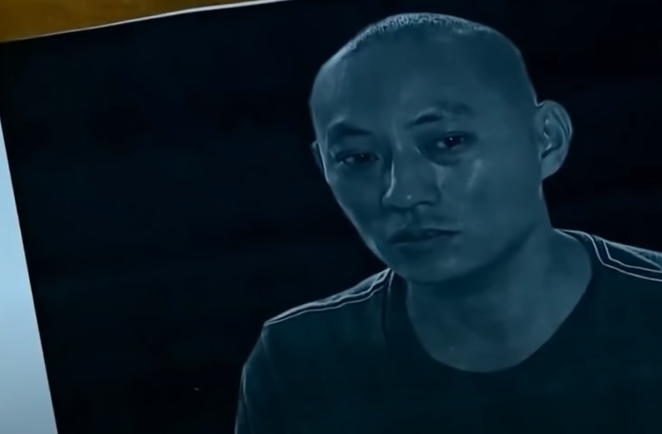 Quang thường giao du với rất nhiều đối tượng hình sự, vậy ai trong số đó là người cùng gây án với y? Tập trung xác minh nguồn gốc khẩu súng trinh sát thấy nổi lên 10 Hạ có tên đầy đủ là Trần Hoàng Nhật Hùng (36 tuổi, trú cùng tổ dân phố 6 phường Ninh Hiệp, Mười Hạ) từng là cán bộ sửa chữa quân khí khi còn tại ngũ trong quân đội. Việc đối tượng này tự chế tạo súng là việc không khó và khẩu súng mà Quang dùng bắn thử có phải do Mười Hạ đưa cho hay không?