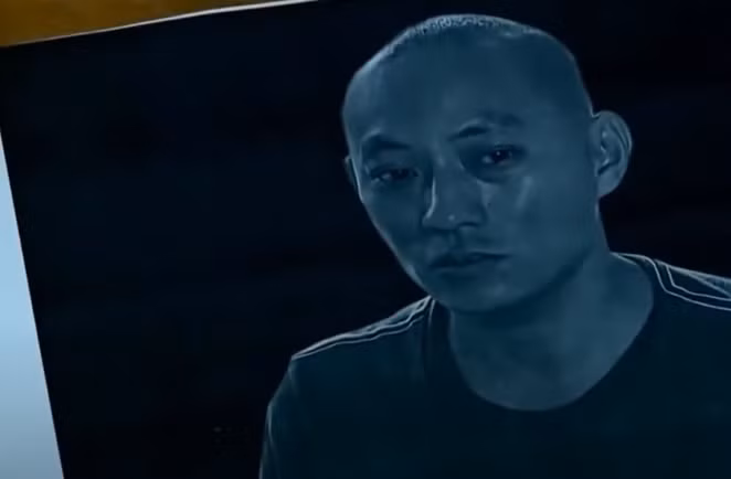 Quang thường giao du với rất nhiều đối tượng hình sự, vậy ai trong số đó là người cùng gây án với y? Tập trung xác minh nguồn gốc khẩu súng trinh sát thấy nổi lên 10 Hạ có tên đầy đủ là Trần Hoàng Nhật Hùng (36 tuổi, trú cùng tổ dân phố 6 phường Ninh Hiệp, Mười Hạ) từng là cán bộ sửa chữa quân khí khi còn tại ngũ trong quân đội. Việc đối tượng này tự chế tạo súng là việc không khó và khẩu súng mà Quang dùng bắn thử có phải do Mười Hạ đưa cho hay không?