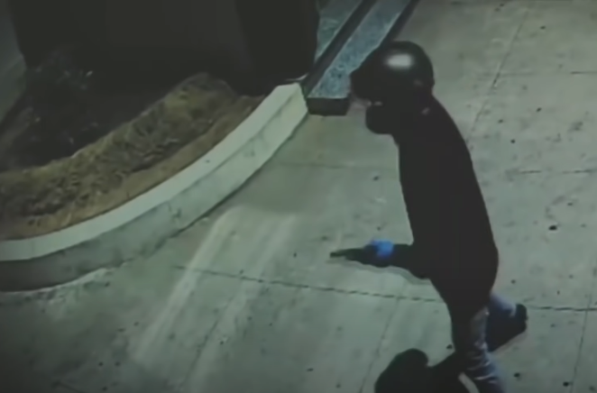 Sáng 5/9/2018, Hùng đón Quang, sau đó đi tới một ngôi chùa trên địa bàn thay quần áo, trang phục Hùng đưa cho Quang hai khẩu súng, cùng 5 viên đạn Hùng giữ 3 khẩu và 10 viên đạn Quang được phân công khống chế bảo vệ bên ngoài còn Hùng trực tiếp vào trong cướp tiền. Do đã có sự theo dõi và chuẩn bị rất kỹ nên Hùng dễ dàng khống chế các nhân viên và khách hàng giao dịch.