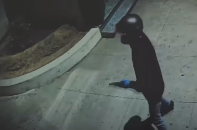 Sáng 5/9/2018, Hùng đón Quang, sau đó đi tới một ngôi chùa trên địa bàn thay quần áo, trang phục Hùng đưa cho Quang hai khẩu súng, cùng 5 viên đạn Hùng giữ 3 khẩu và 10 viên đạn Quang được phân công khống chế bảo vệ bên ngoài còn Hùng trực tiếp vào trong cướp tiền. Do đã có sự theo dõi và chuẩn bị rất kỹ nên Hùng dễ dàng khống chế các nhân viên và khách hàng giao dịch.