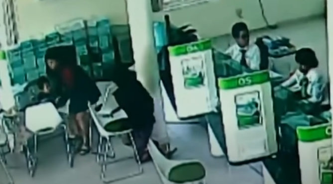 Sau giây phút hoảng loạn, người dân mới biết một vụ cướp ngân hàng vừa xảy ra tại đây. Thông tin về vụ cướp ngân hàng được cấp báo lên Giám đốc Công an tỉnh Khánh Hòa Đúng 11h phòng cảnh sát hình sự, kỹ thuật hình sự, cùng một số lực lượng nghiệp vụ có mặt tại hiện trường Phối hợp với công an phường Ninh Hiệp thực hiện các công tác điều tra.